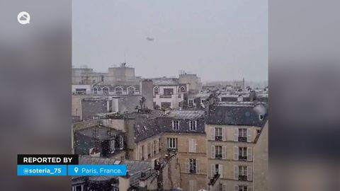 La nieve cubre de blanco varios barrios de París, Francia