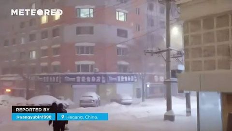Una gran tormenta de nieve cubre de blanco Hegang, China