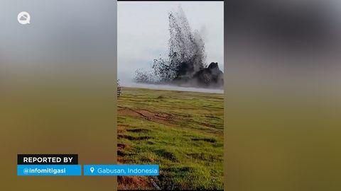 Espectacular erupción del volcán de lodo Bledug Kesongo en Gabusan, Indonesia