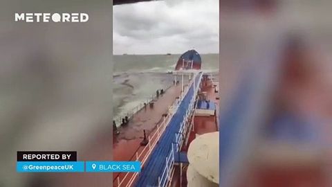 El naufragio de varios petroleros rusos provoca una catástrofe ambiental en el mar Negro