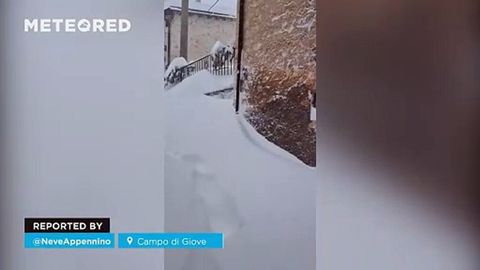 Una gran nevada deja estampas impresionantes en Campo di Giove, Italia