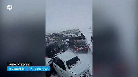 Grave tormenta de nieve causa accidente de tráfico en Kazajstán