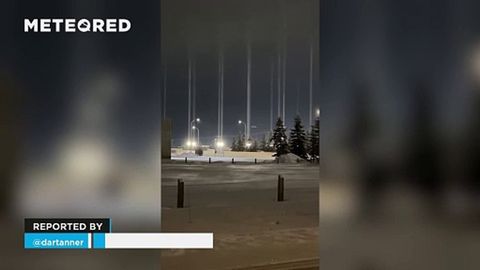 Impresionantes pilares de luz en Blackfalds, Alberta (Canada)