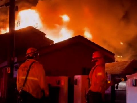 Potentes incendios azotan California, USA.