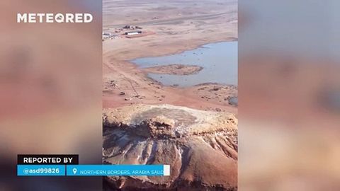 Aparecen grandes lagunas temporales en zonas desérticas de Arabia Saudí tras las fuertes tormentas