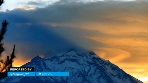 Impresionante nube lenticular sobre el volcán Popocatépetl, México