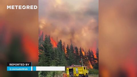 Un gran incendio forestal obliga a evacuar a cientos de personas en Epuyén, Argentina