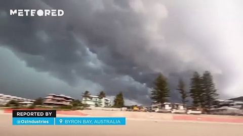 Una tormenta supercelular provoca vientos huracanados en Byron Bay, Australia