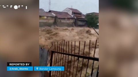 Las lluvias torrenciales provocan graves inundaciones en Bandar Lampung, Indonesia