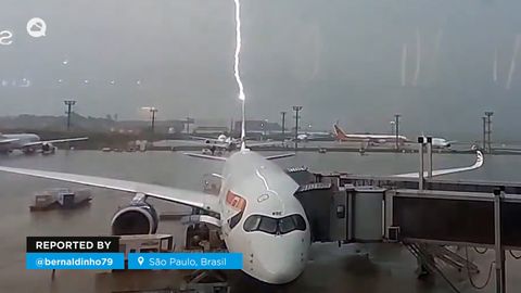 Un rayo impacta en un avión en las pistas del aeropuerto de São Paulo, Brasil