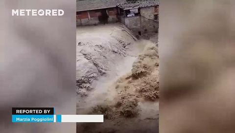 Las lluvias torrenciales provocan una gran crecida del río Lamone en Marradi, Italia