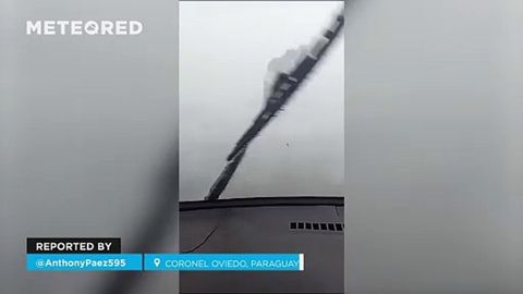 Una gran tormenta provoca el caos en las carreteras de Coronel Oviedo, Paraguay