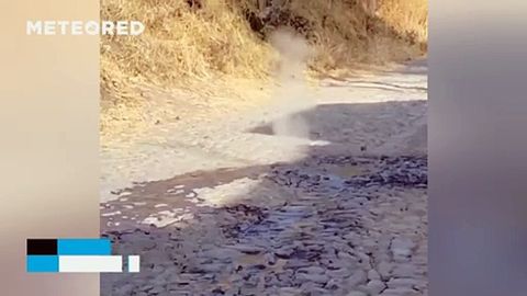 Aparecen chorros de agua caliente y vapor en los suelos de Zacoalco, México