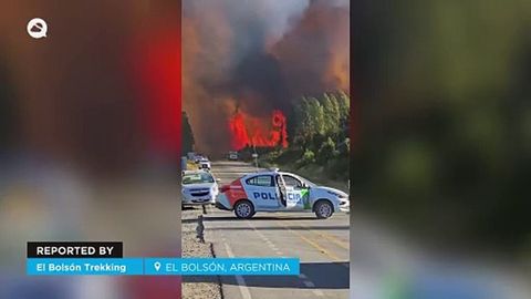 Un gran y peligroso incendio forestal arrasa la zona de El Bolsón, Argentina