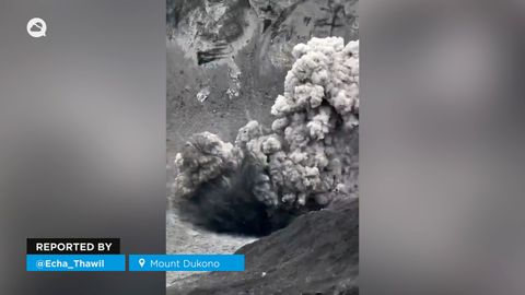 Un escalador captura el comienzo de una erupción en el Monte Dukono, Indonesia