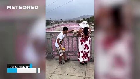 Los vecinos de Lima sorprendidos ante el cambio de color del río Rímac, ¡se ha teñido de rosa!