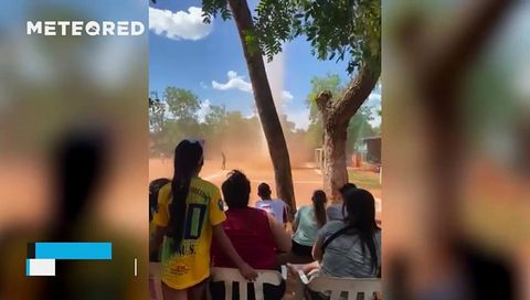 Increíble diablo de polvo en una cancha de fútbol en Luque, Paraguay