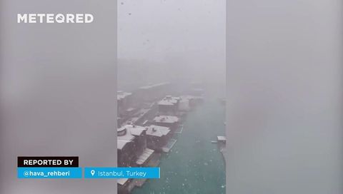 Una gran nevada cubre de blanco la provincia de Estambul, Turquía