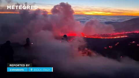 Espectáculo de lava y nieve en la erupción del volcán Etna