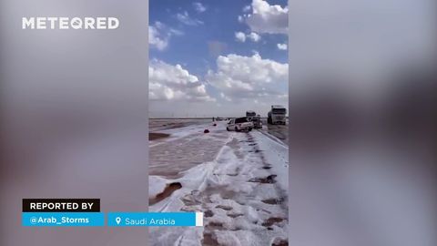 Una impresionante granizada cubre de blanco el desierto de Medina, Arabia Saudí