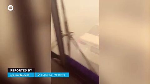 ¡Un autobús queda atrapado en un gran incendio en García, México! Los fuegos son graves cerca de Monterrey.
