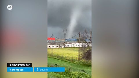 ¡Impresionante tornado en la provincia de Sevilla, España! El torbellino fue visible desde varios municipios