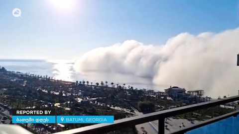 ¡Un tsunami de niebla cubre la ciudad de Batumi, Georgia! Los rascacielos más altos sobresalen entre el mar de nubes.