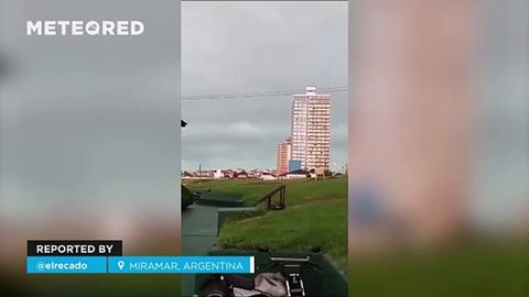 ¡Un rayo provoca una explosión tras caer en una casa en Miramar, Argentina! Varias viviendas quedaron dañadas