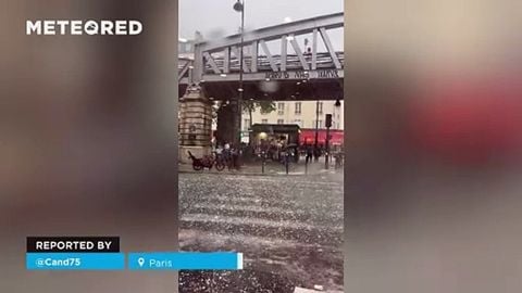 ¡Una gran granizada cubre de blanco las calles de París, Francia! La tormenta también ha dejado lluvias muy intensas y fuertes vientos en la capital francesa