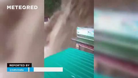 Grande inundação nas Cataratas de Kempty, na Índia, causa pânico! Fortes chuvas provocaram um aumento significativo do caudal desta atração natural.