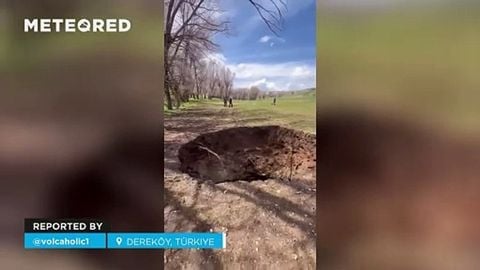 ¡Un gran sumidero aparece repentinamente cerca de Dereköy, Turquía! El fenómeno geológico ha provocado preocupación entre los habitantes de la zona.