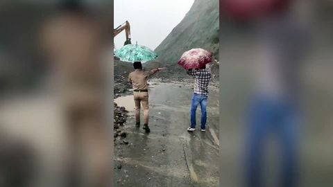 ¡Un gran deslizamiento de lodo, rocas y agua corta una carretera en Chamba Seri, India! El fenómeno se ha producido tras días de intensas lluvias.