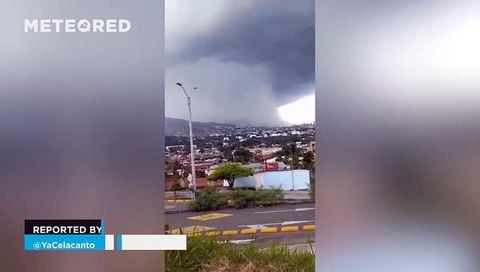 ¡Un reventón deja lluvias torrenciales y vientos muy intensos en Cali, Colombia! El fenómeno dejó estampas muy impactantes visto desde los alrededores