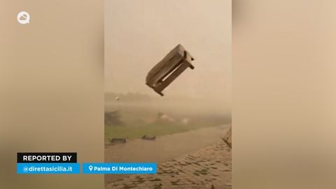 Ein Downburst verursacht extreme Winde in Palma Di Montechiaro (Sizilien), Italien! Zahlreiche Objekte wurden weggeblasen, als das Phänomen durchzog
