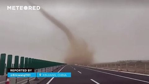 ¡Un gran diablo de polvo en Xinjiang, China! Este fenómeno redujo la visibilidad al pasar por él.