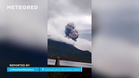 Grote uitbarsting van de Sakurajima-vulkaan, Japan! Door dit fenomeen ontstond een aswolk die 2.000 meter hoog werd.