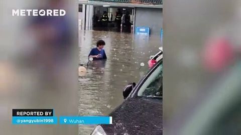 ¡Una fuerte tormenta causó grandes daños en Wuhan, China! En solo 12 horas, las lluvias dejaron 220 mm de agua acumulada