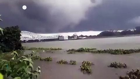 Er vormt zich een verbluffende tornado in Babughat, India! Het fenomeen heeft in de regio aanzienlijke materiële schade veroorzaakt.