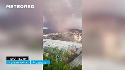 Een tornado veroorzaakt chaos in de straten van Gazipaşa, Turkije! Hij verwoestte huizen en kassen en liet een spoor van verwoesting achter.
