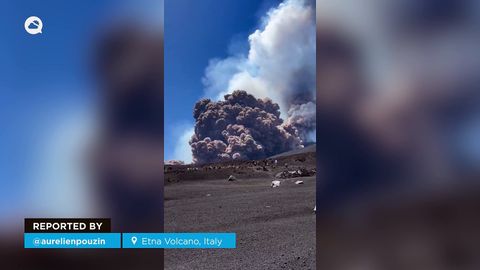 ¡Una gran explosión del Etna sorprende a los vecinos Sicilia, Italia! La gran columna de ceniza y humo es visible desde toda la isla.