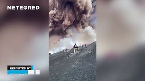 ¡Cientos de turistas huyen al verse atrapados en plena erupción explosiva del #Etna, Italia! Muchas personas tuvieron que alejarse rápidamente de la zona para huir de la nube de humo y ceniza.