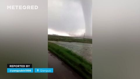 ¡Un impresionante tornado azota Qianguo, China! Se ha estimado una intensidad de EF2-3, dejando daños materiales importantes en una zona rural