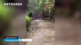 ¡Una mujer es arrastrada por un aluvión de lodo en Nujiang, China! Afortunadamente, todo se quedó en un gran susto.