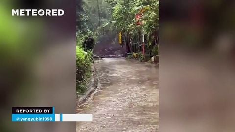 ¡Una mujer es arrastrada por un aluvión de lodo en Nujiang, China! Afortunadamente, todo se quedó en un gran susto.