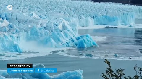 ¡Gran desprendimiento en el glaciar Perito Moreno (El Calafate), Argentina! Una enorme masa de hielo se derrumbó sobre las aguas del lago