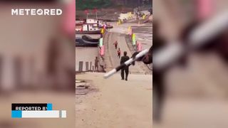 ¡La crecida del río Rojo se lleva por delante el puente de Pong Chau, Vietnam! La infraestructura se ha visto dañada varias veces en los últimos años.