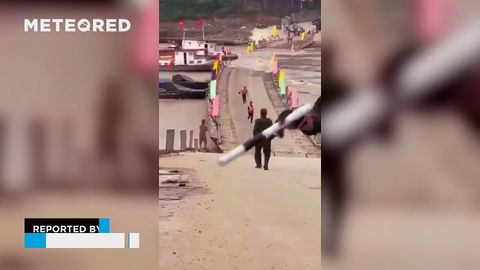 ¡La crecida del río Rojo se lleva por delante el puente de Pong Chau, Vietnam! La infraestructura se ha visto dañada varias veces en los últimos años.