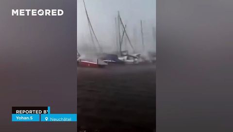 ¡Una tormenta deja vientos extremos en el lago de #Neuchâtel, Suiza! Las ráfagas superaron los 140 km/h, provocando importantes daños materiales y la evacuación de decenas de personas