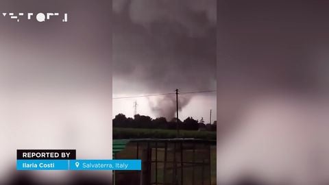 ¡Un tornado masivo azotó Salvaterra, Italia! Un agricultor capturó el momento cuando quedó atrapado en el tornado.