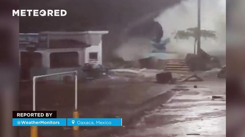 Ondas gigantes em Oaxaca, no México, devido à chegada do furacão Erick! A aproximação deste devastador furacão de categoria 4 está a provocar graves inundações.